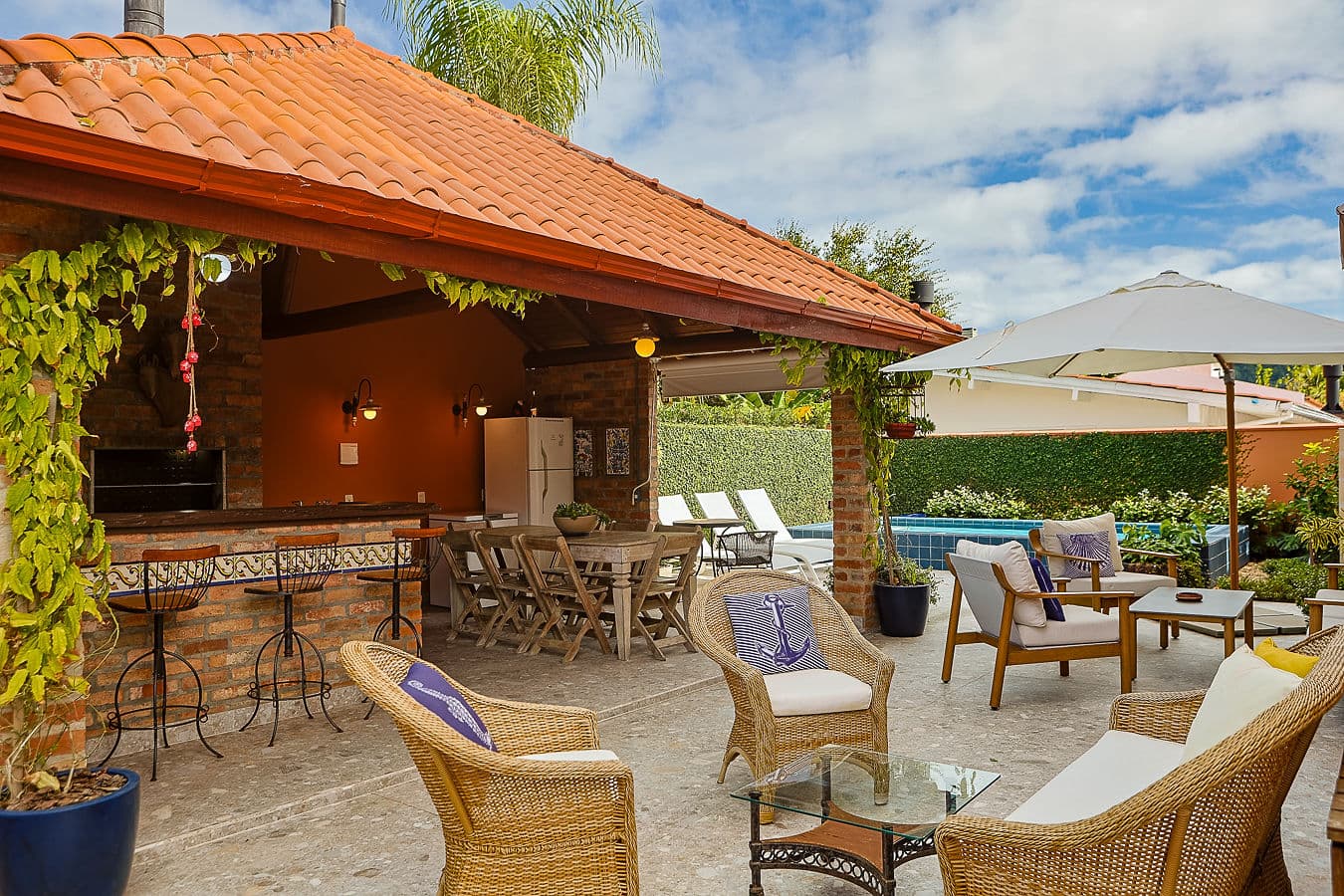 Gourmet com bar, churrasqueira e vista para a piscina