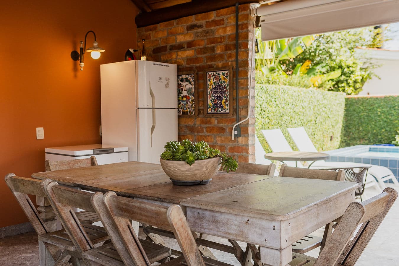 Mesa da área gourmet com vista para a piscina