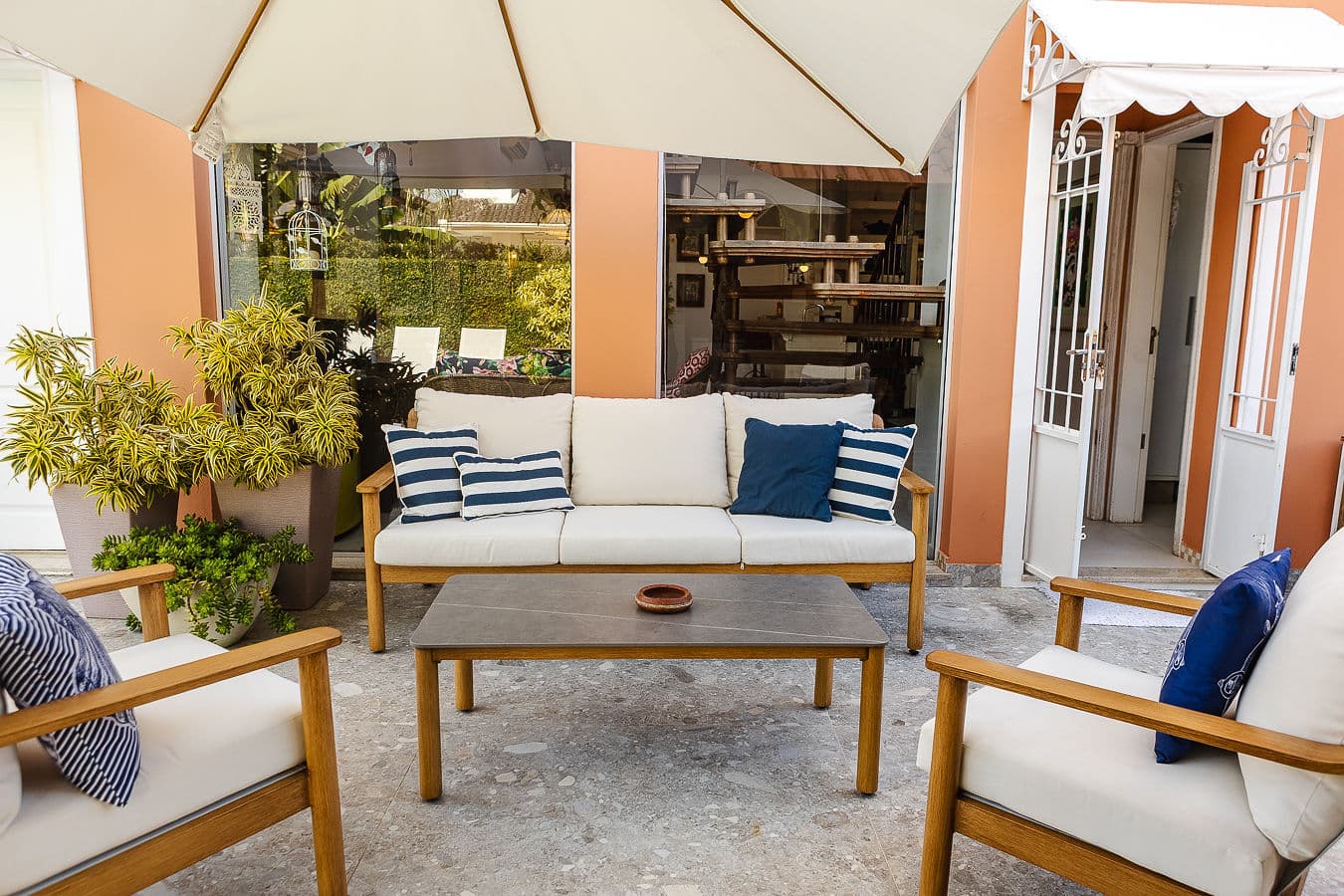 Estar externo com sofá, poltronas e almofadas náuticas