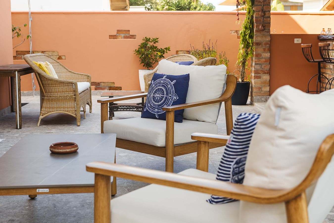 Conjunto de poltronas e mesa no terraço