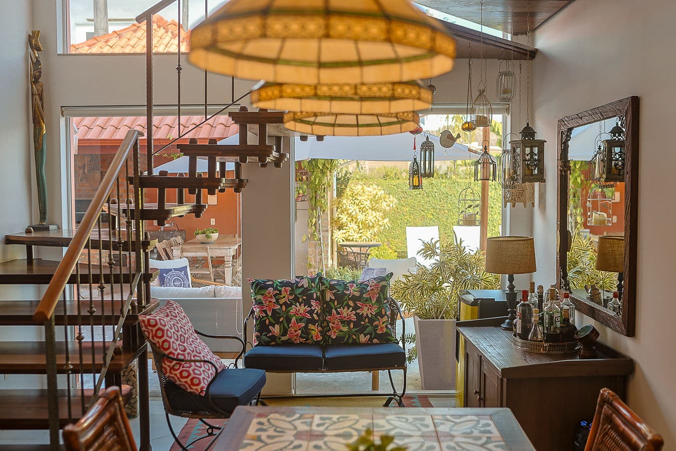 Living em pé-direito duplo com lanternas e décor eclético