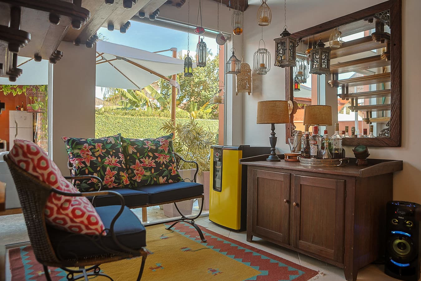 Ambiente integrado com tapete kilim e luminárias